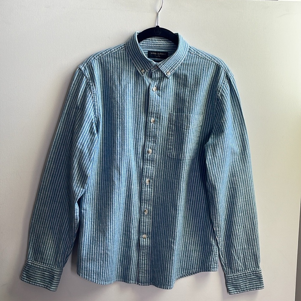 Banana Republic Men’s Oxford Untucked Fit Long Sleeve Blue Stripe | Medium